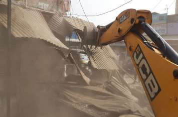 Nagar Nigam Commissioner Action On Encroachment व्यापारी ने कहा- आयुक्त के नाम पर मांगते हो 10-20 रुपए, दूसरे दिन उसकी होटल के अतिक्रमण पर चल गया बुलडोजर
