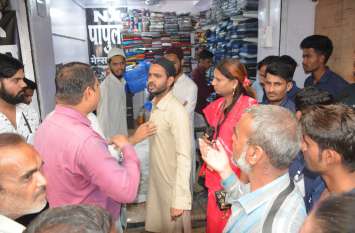 nagar nigam encroachment khandwa रुपए लेने का आरोप लगाने वाले के यहां निगम चला रहा था बुलडोजर, इधर दूसरा व्यापारी बोला- 100-200 रुपए तो दूर एक चाय में बिक जाते हैं आपके कर्मचारी