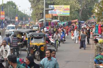traffic khandwa yatayat khandwa khandwa news सड़क पर एक तरफ दुकान तो दूसरी तरफ पार्किंग, दिनभर जाम