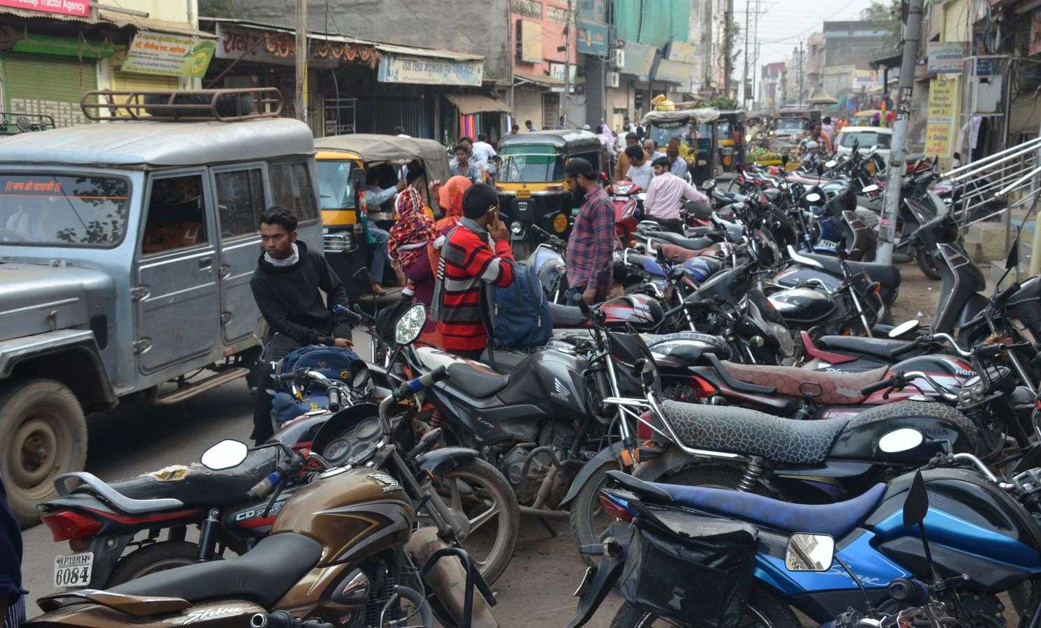 सड़क पर एक तरफ दुकान तो दूसरी तरफ पार्किंग, दिनभर जाम