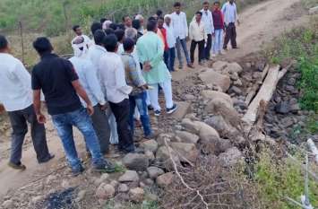 जर्जर सड़कों पर जनप्रतिनिधियों को पैदल घुमवाया ग्रामीणों ने जर्जर सड़कों पर जनप्रतिनिधियों को पैदल घुमवाया ग्रामीणों ने