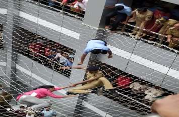Maharashtra: Woman Attempts Suicide At Mantralaya मंत्रालय में आत्महत्या का प्रयास: चौथी मंजिल से नीचे कूदी युवती, सुरक्षा जाली ने बचाई जान