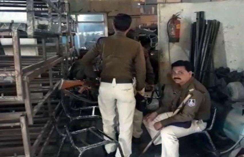 फरार जीतू के भाई की फैक्ट्री पर पुलिस ने दी दबिश, चप्पे-चप्पे की ली तलाशी, 'यहां जीतू के छुपे होने की मिली थी जानकारी'