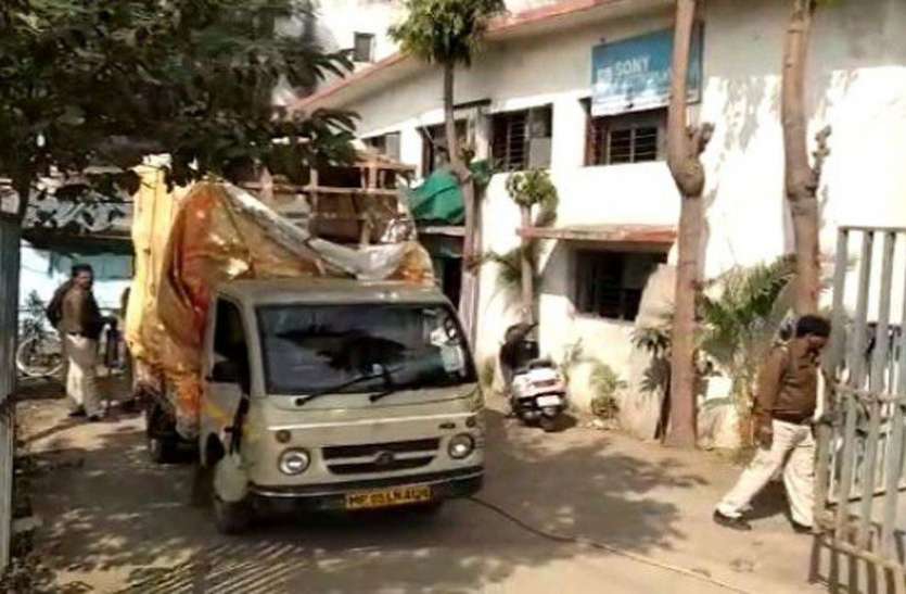 फरार जीतू के भाई की फैक्ट्री पर पुलिस ने दी दबिश, चप्पे-चप्पे की ली तलाशी, 'यहां जीतू के छुपे होने की मिली थी जानकारी' फरार जीतू के भाई की फैक्ट्री पर पुलिस ने दी दबिश, चप्पे-चप्पे की ली तलाशी, 'यहां जीतू के छुपे होने की मिली थी जानकारी'