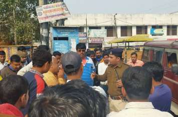 Singrauli traffic police explained to drivers बस चालकों को नियमों के पालन का निर्देश, नियम टूटे तो बस मालिकों पर होगी कार्रवाई