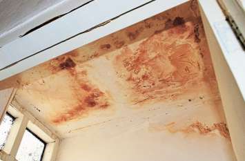Residents of Chandrashekhar Housing Scheme reported problems कोटा की एक कॉलोनी ऐसी, जिसमें बिना बारिश टपक रहीं छतें
