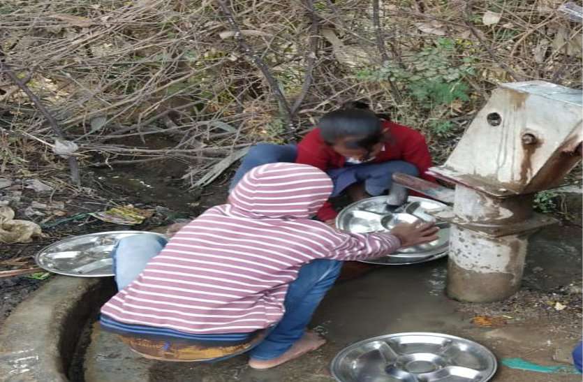 Children clean the plate after lunch मध्याह्न भोजन के बाद बच्चे करते हैं थाली साफ, लगाते हैं झाडू