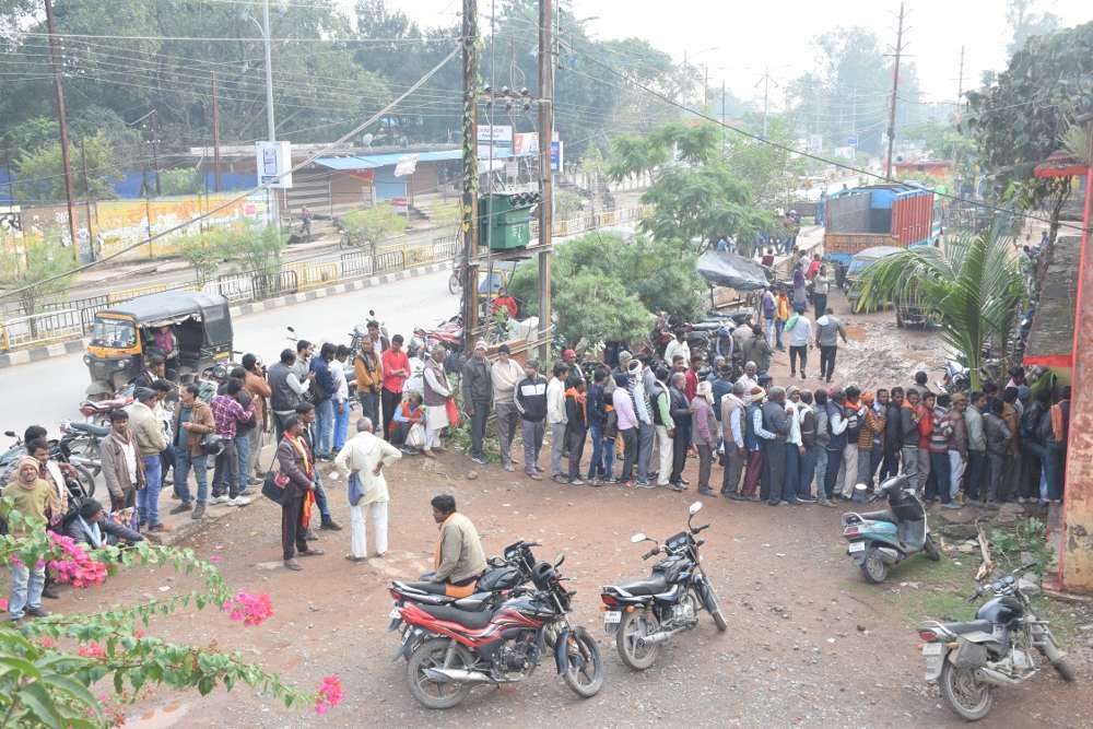 खाद गोदाम में किसानों की लगी लंबी लाइन खाद गोदाम में किसानों की लगी लंबी लाइन