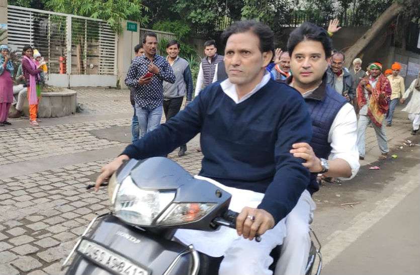 5_2.jpg दिल्ली में स्कूटी से घूमते दिखे ज्योतिरादित्य सिंधिया, तस्वीरें वायरल