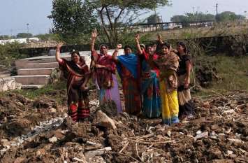 Park land occupied, women outspoken पार्क की जमीन पर कब्जा, महिलाएं मुखर