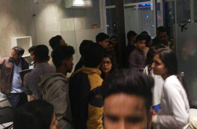 VIDEO : एयरलाइंस में नौकरी के नाम पर छात्रों से लिए लाखों रुपए, ऑफिस में हुआ जमकर हंगामा VIDEO : एयरलाइंस में नौकरी के नाम पर छात्रों से लिए लाखों रुपए, ऑफिस में हुआ जमकर हंगामा