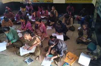 Students of two classes were giving the exam in the same room एक ही कक्ष में दो कक्षाओं की छात्राएं दे रही थी परीक्षा