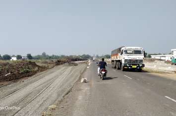 Bhopal biaora forelane pits on road break bridge latest today news भोपाल में ब्रिज दरका, रोड पर जमीन नहीं मिली, डेडलाइन भी होने को है पूरी, तीन साल में 30 किमी काम भी पूरा नहीं