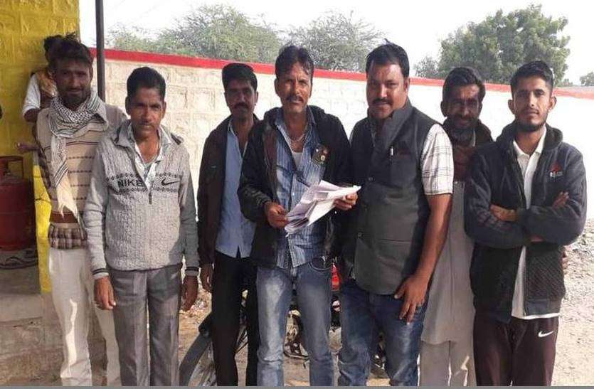 शिकायतों के बाद भी ग्रामीणों को नहीं मिल रहा मीठा पानी शिकायतों के बाद भी ग्रामीणों को नहीं मिल रहा मीठा पानी