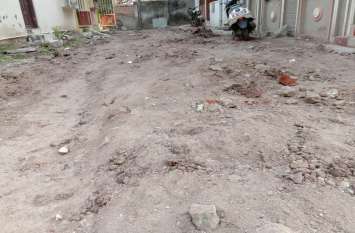 Residents of posh colony upset by contractor's negligence ठेकेदार की लापरवाही से परेशान पॉश कॉलोनी के रहवासी