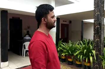 Inspector threatens to encounter after beaten a assistant professor इंस्पेक्टर ने प्रोफेसर का सिर फोड़ा, पिस्टल पर हाथ रखते हुए कहा- मैं तेरा एनकाउंटर कर दूंगा