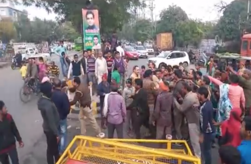 hadas.png मर्डर केस में Police कार्रवाई न होने पर भड़के परिजन, थाने में शव रखकर किया हंगामा