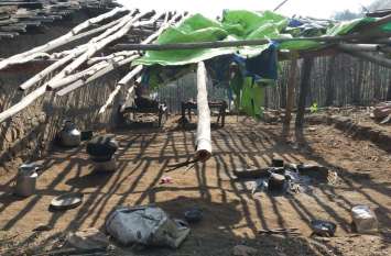 disable person and children awaiting facilities दाने-दाने को तरस रहे बच्चे एवं दिव्यांग मुखिया