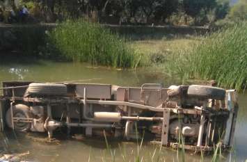 jeep drown in river चालक ‘हल्का’ होने क्या उतरा, गाड़ी गई पानी में