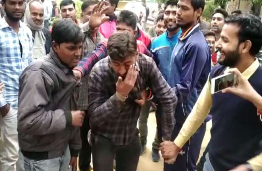 crime मोबाइल चोरी कर भाग रहे चोरों को भीड़ ने पकड़कर सिखाया सबक, देखें वीडियो