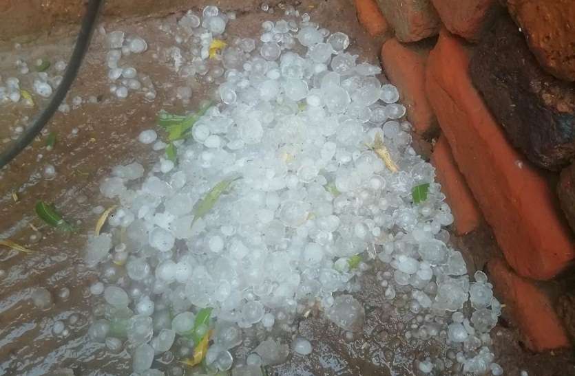 ठंडी हवा से बढ़ी गलन...तापमान गिरा ठंडी हवा से बढ़ी गलन...तापमान गिरा