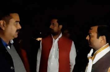 Minister caught policemen making illegal recovery in ballia मन्त्री ने खुद पकड़ी पुलिस की अवैध वसूली, पुलिसकर्मी भागने लगे तो मंत्री ने दौड़ाकर पकड़ा