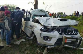 BJP MP Ravindra Kushwaha Representative Car Accident Two Killed in Mau भाजपा सांसद प्रतिनिधि की कार पलटी, दो की मौत