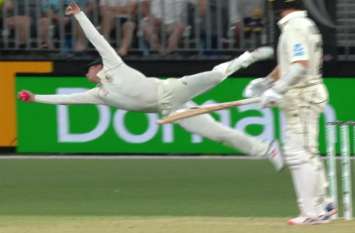 Steve Smith amazing catch in first ODI against New Zealand Video: स्टीव स्मिथ का ये कैच जिसने भी देखा, वो अपनी सुध-बुध खो बैठा