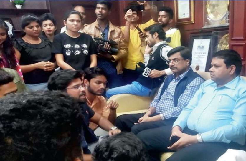 छात्रा का वीडियो बनाने के बाद यूनिवर्सिटी प्रबंधन ने कहा- अब पुरुष सफाईकर्मी नहीं आएंगे ड्यूटी पर छात्रा का वीडियो बनाने के बाद यूनिवर्सिटी प्रबंधन ने कहा- अब पुरुष सफाईकर्मी नहीं आएंगे ड्यूटी पर