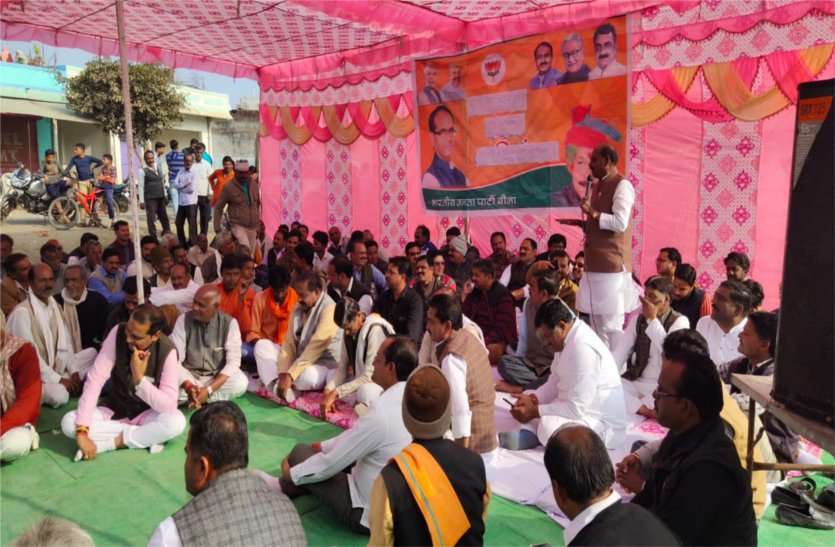 The MLA here said that we have two Congress MLAs in touch. video: यहां के विधायक ने कहा हमारे संपर्क में हैं कांग्रेस के दो विधायक, भाजपा की सरकार बनी तो होगा प्रमोशन