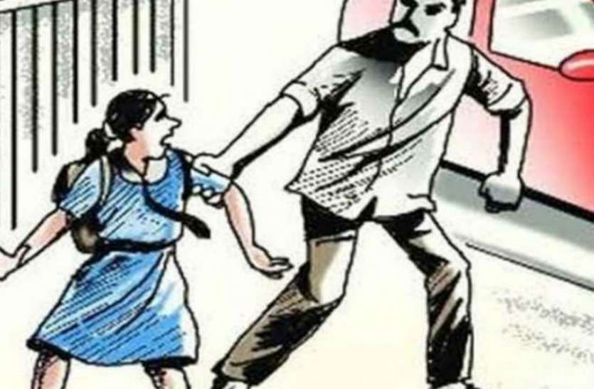 5 साल की बच्ची को घर के पीछे ले जाकर युवक करने लगा गंदी हरकत, जब आई मासूम के चीखने की आवाज तो दौड़ पड़ें परिजन फिर... 5 साल की बच्ची को घर के पीछे ले जाकर युवक करने लगा गंदी हरकत, जब आई मासूम के चीखने की आवाज तो दौड़ पड़ें परिजन फिर...