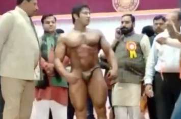 body building in Etawah Mahotsav इटावा महोत्सव में बॉडी बिल्डिंग स्पर्धा की धूम, देखें वीडियो