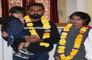 Flower garland added broken relationship फूलों की माला ने जोड़ दिए टूटे हुए रिश्ते