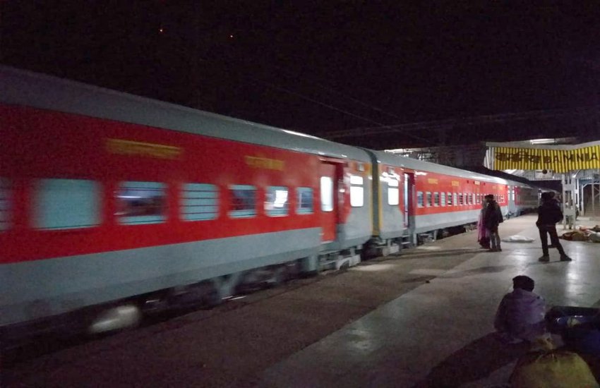 After Avantika Express, now Avadh Express will also run from LHB Rack |  अवंतिका एक्सप्रेस के बाद अब अवध एक्सप्रेस भी एलएचबी रैक से चलेगी | Patrika  News