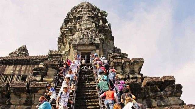 विश्व का सबसे बड़ा मंदिर, यहां दिवारों पर लिखी है रामायण-महाभारत कहानियां