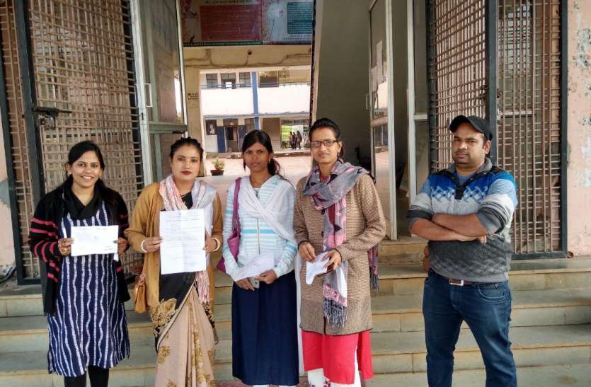 विदिशा। शासकीय गल्र्स कॉलेज के गेट पर अपनी समस्या बताते अतिथि विद्धान् Govt.College : नियमितिकरण का किया था वादा और एक-एक कर निकाल रहे सभी अतिथि विद्धान