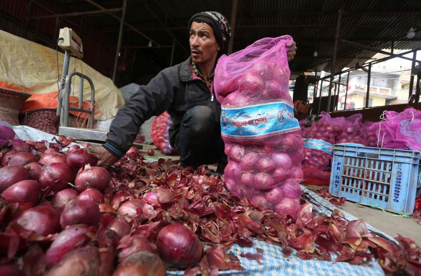 Onion Price बारिश और नागरिकता बिल के खिलाफ प्रदर्शन ने बढ़ाए दिल्ली में प्याज के दाम