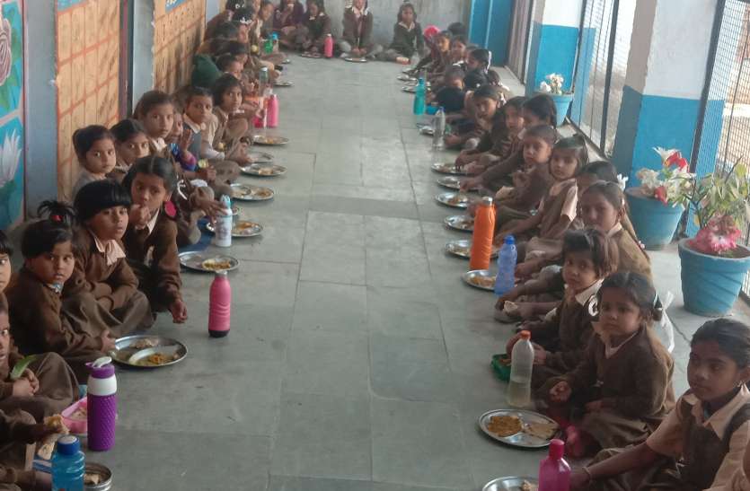उधार में लग रहा पोषाहार की सब्जी में तड़का उधार में लग रहा पोषाहार की सब्जी में तड़का