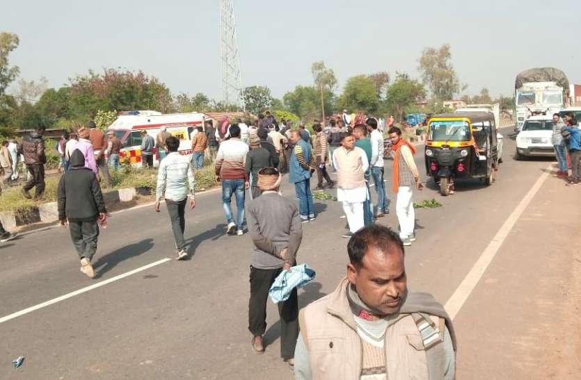 ट्रक से कुचलकर बच्ची की मौत, भड़के परिजनों ने लगाया जाम ट्रक से कुचलकर बच्ची की मौत, भड़के परिजनों ने लगाया जाम