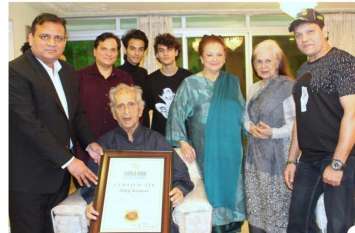 Dilip kumar honored with Dadasaheb Phalke Award and Padma Vibhushan दिलीप कुमार की नई तस्वीर देख हैरान हुए फैंस, अभिनेता ने खुद बताई फोटो की सच्चाई