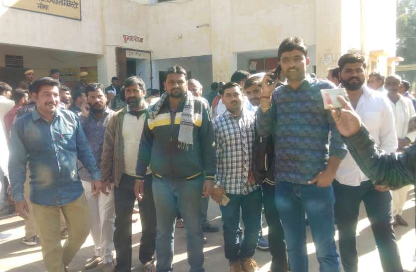लॉटरी के बाद कुछ खुशी से झूम उठे तो कुछ के चेहरे उतरे लॉटरी के बाद कुछ खुशी से झूम उठे तो कुछ के चेहरे उतरे