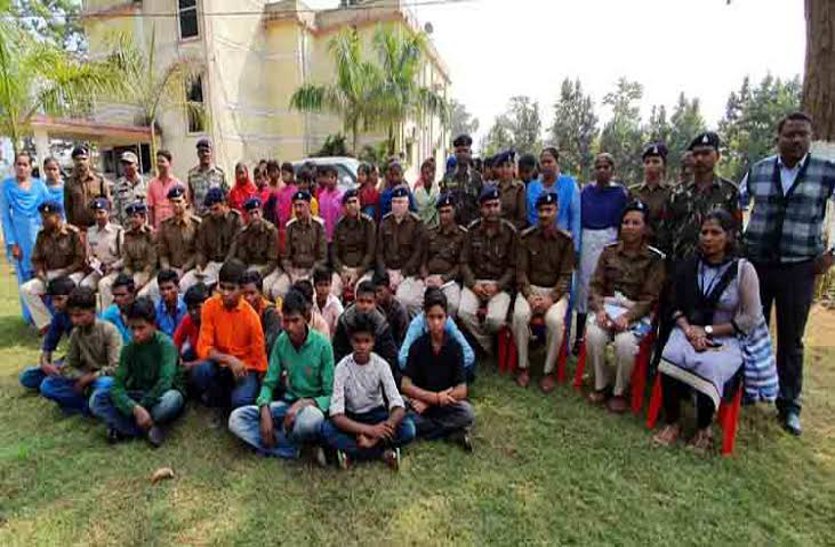 अच्छी नौकरी का झांसा देकर बना लिया बंधवा मजदूर, इन राज्यों में छापा मार, पुलिस ने छुड़ाए 70 नाबालिग, 8 आरोपी गिरफ्तार