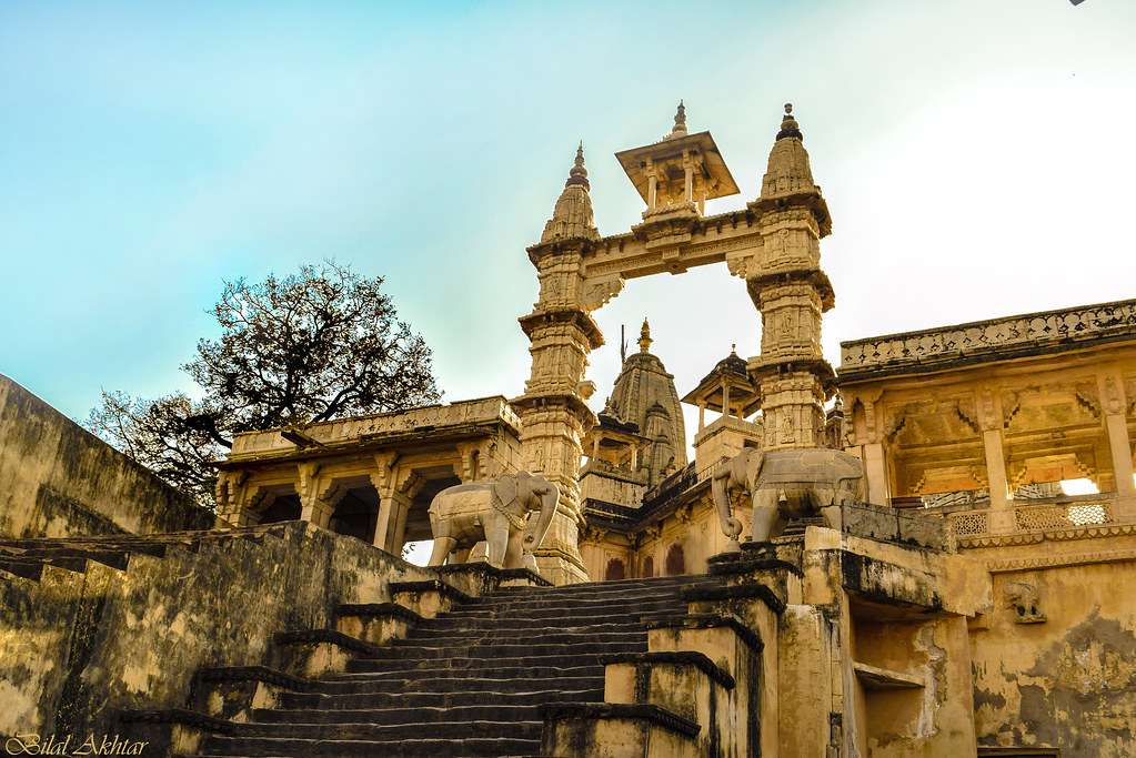 यहां कृष्ण के साथ राधा, रुक्मणी नहीं बल्कि मीरा की होती है पूजा, जानें मंदिर का रहस्य