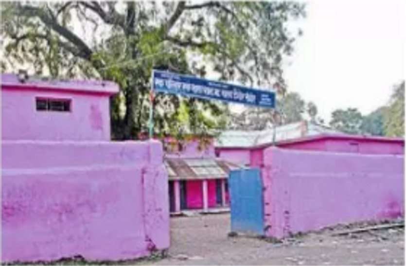 अतिथि और वैकल्पिक व्यवस्था के भरोसे स्कूलों में पढ़ाई, यहां शिक्षकों की भरमार अतिथि और वैकल्पिक व्यवस्था के भरोसे स्कूलों में पढ़ाई, यहां शिक्षकों की भरमार