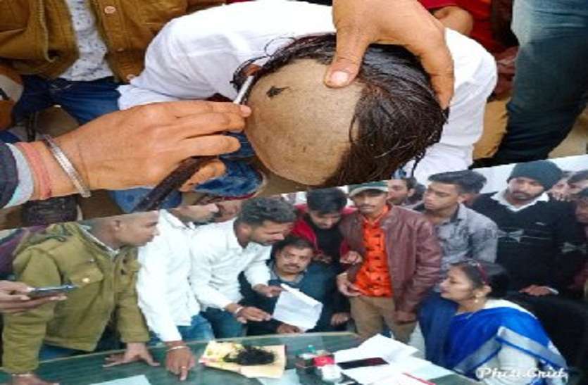 सर्वर ने दिया धोखा, परीक्षा फार्म नहीं भर पाए विद्यार्थी,विरोध में कराया मुंडन,कॉलेज प्रशासन को दी ये चेतावनी सर्वर ने दिया धोखा, परीक्षा फार्म नहीं भर पाए विद्यार्थी,विरोध में कराया मुंडन,कॉलेज प्रशासन को दी ये चेतावनी