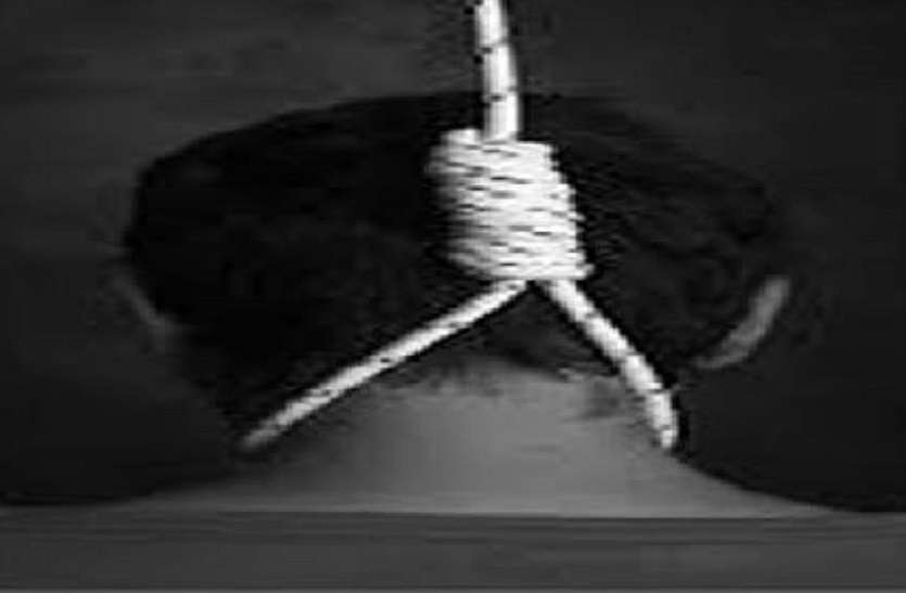 suicide near pound in jaunpur थाने के बैरक में फांसी लगाकर आरक्षक ने कि आत्महत्या