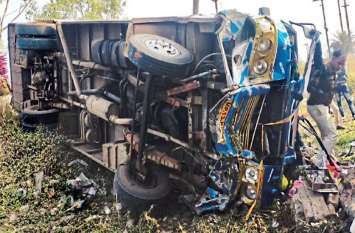 Major accident : Bus full of passengers overturned, 8 people injured बड़ा हादसा : यात्रियों से भरी बस पलटी, कांच फोडक़र घायलों को बाहर निकाला, 8 लोग गंभीर घायल