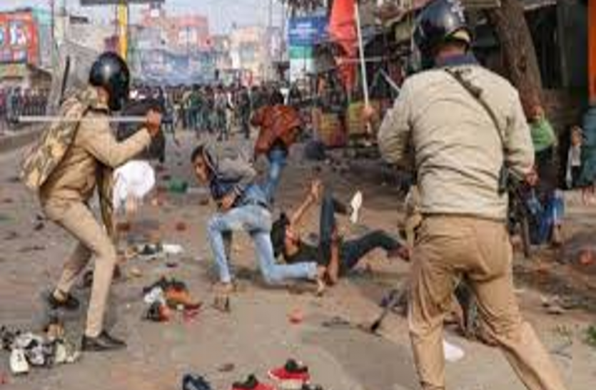 CAA Protest CAA Protest: हिंसा के जिम्मेदार कट्टरपंथी संगठन PFI के सदस्यों की आगरा में छिपे होने की सूचना, तलाश के लिए दबिश दे रही पुलिस