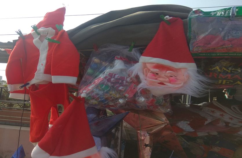 CHRISTMAS : रिक्शा में चलती-फिरती दुकान पर बिक रही सांता क्लॉज की ड्रेस और मुखौटे