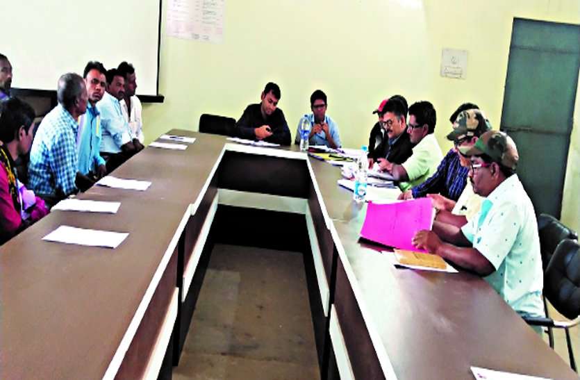 निर्माणाधीन तीसरी रेल लाईन में रेल्वे, राजस्व व किसानों के बीच नहीं बन पाई सहमति निर्माणाधीन तीसरी रेल लाईन में रेल्वे, राजस्व व किसानों के बीच नहीं बन पाई सहमति